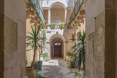 Facciata o entrata di Historic building modern touches - Ortigia