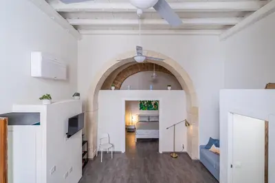 Cucina o angolo cottura di Historic building modern touches - Ortigia
