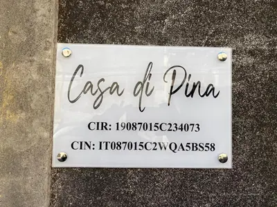 Certificato, attestato, insegna o altro documento esposto da Casa di Pina