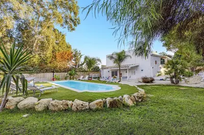 Piscina di Villa Mediterraneo by Villa Plus o nelle vicinanze