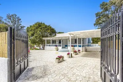 Piscina di Villa Mediterraneo by Villa Plus o nelle vicinanze