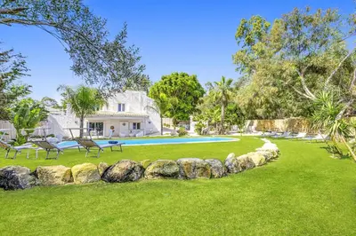 Piscina di Villa Mediterraneo by Villa Plus o nelle vicinanze