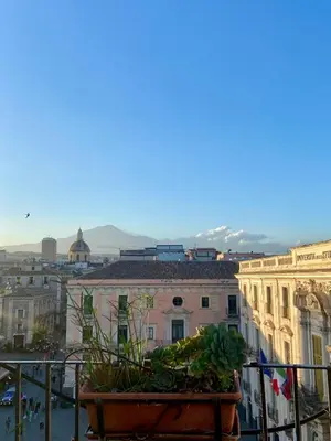 Vista generica sulle montagne o vista sulle montagne dall'interno dell'affittacamere