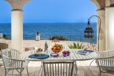 Vista generica sul mare o vista sul mare dall'interno della villa