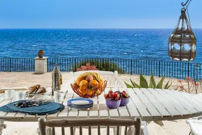 Vista generica sul mare o vista sul mare dall'interno della villa