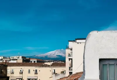 Vista generica sulle montagne o vista sulle montagne dall'interno dell'appartamento