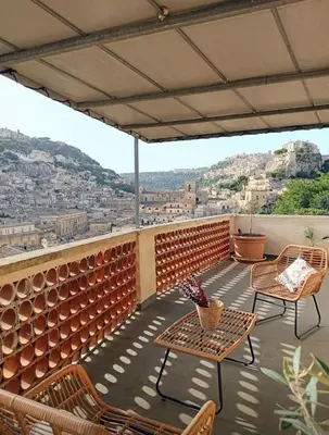 Vista generica sulle montagne o vista sulle montagne dall'interno della villa