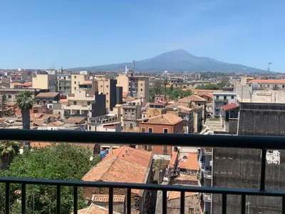 Vista generica sulle montagne o vista sulle montagne dall'interno dell'appartamento