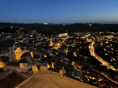 Vista generica su Modica o vista sulla città dall'interno della casa vacanze