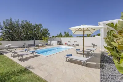 Piscina di Villa Andromeda by Villa Plus o nelle vicinanze