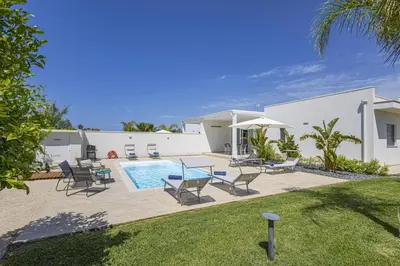 Piscina di Villa Andromeda by Villa Plus o nelle vicinanze