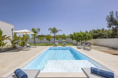 Piscina di Villa Andromeda by Villa Plus o nelle vicinanze