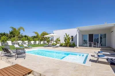 Piscina di Villa Ares by Villa Plus o nelle vicinanze