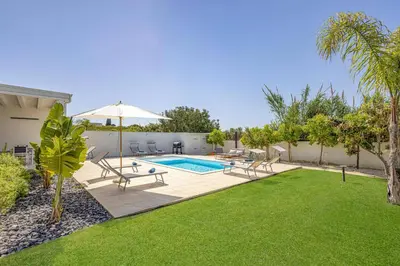 Piscina di Villa Ares by Villa Plus o nelle vicinanze