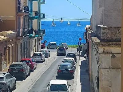 Vista generica sul mare o vista sul mare dall'interno dell'appartamento