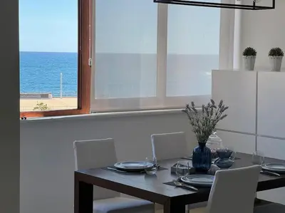 Vista generica sul mare o vista sul mare dall'interno dell'appartamento