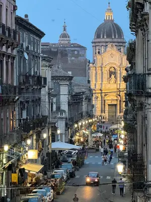 Vista generica su Catania o vista sulla città dall'interno dell'appartamento