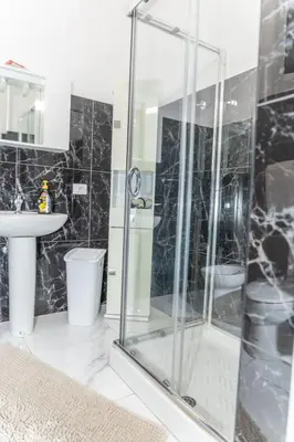 Bagno di villa corinzia 2