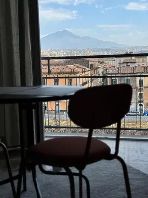 Vista generica sulle montagne o vista sulle montagne dall'interno dell'affittacamere