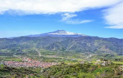Vista generica sulle montagne o vista sulle montagne dall'interno della casa vacanze