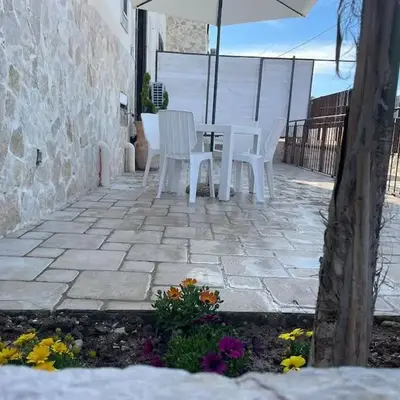 Brunello con veranda e piscina condivisa