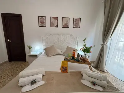 Letto o letti in una camera di AMURI HOUSE- Intero appartamento vicino al MARE e ORTIGIA