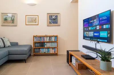TV o dispositivi per l'intrattenimento presso GuestHost - Pam's Seaview Apartment