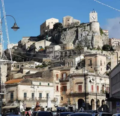 Vista generica su Modica o vista sulla città dall'interno della casa vacanze