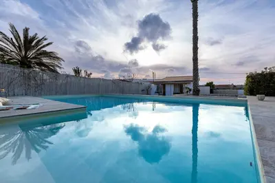 Piscina di Villa Elysian con piscina privata o nelle vicinanze