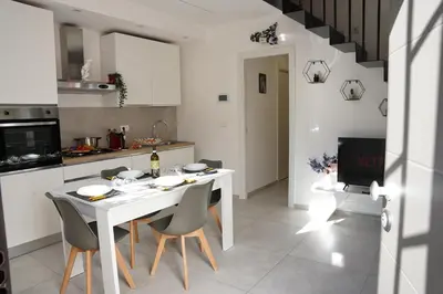 Cucina o angolo cottura di FicuriniasHouse-Cozy Central Flat with Parking