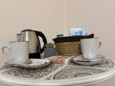 Set per la preparazione di tè e caffè presso A Rua Camera con bagno privato vicino al Duomo