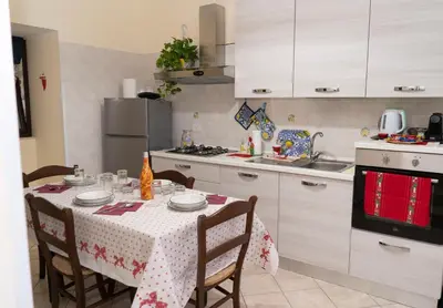 Cucina o angolo cottura di Il tuo rifugio privato vicino al centro città 