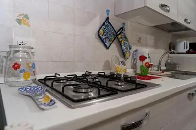 Cucina o angolo cottura di Il tuo rifugio privato vicino al centro città 