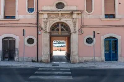 Facciata o entrata di Fronte Mare in Palazzo D'Epoca