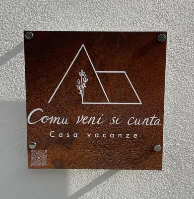Certificato, attestato, insegna o altro documento esposto da Comu veni si cunta