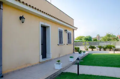Giardino di Villa la Tonnara CaseSicule, Private Villa far 50 m from the Sand Beach