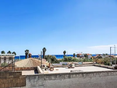 Vista generica sul mare o vista sul mare dall'interno dell'appartamento