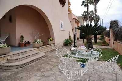 Giardino di VILLA CALA BERNARDO 2 Appartamenti