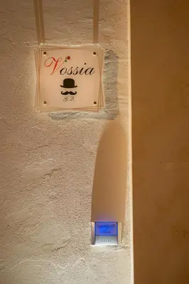 Certificato, attestato, insegna o altro documento esposto da Casa Vossia