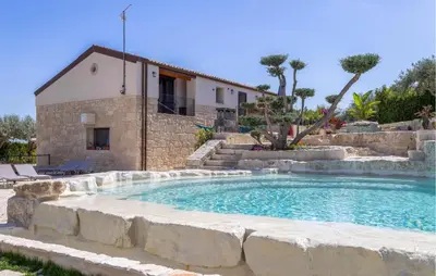 Piscina di Gorgeous Home In Giarratana o nelle vicinanze