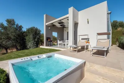 Piscina di Villa Siciliana con vista mare spettacolare vicino centro di Noto comoda ai servizi o nelle vicinanze