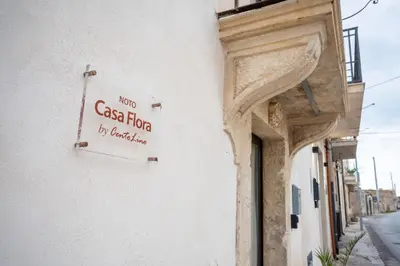Certificato, attestato, insegna o altro documento esposto da CASA FLORA - Noto