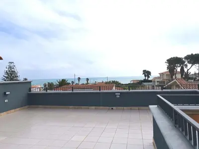 Vista generica sul mare o vista sul mare dall'interno dell'appartamento
