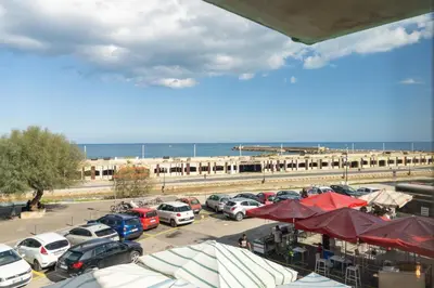 Vista generica sul mare o vista sul mare dall'interno dell'appartamento