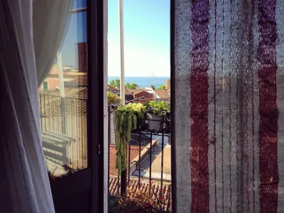 Vista generica sul mare o vista sul mare dall'interno dell'appartamento