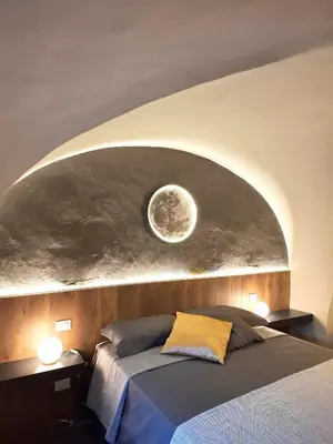 Letto o letti in una camera di Moon Art design unico e vasca idromassaggio doppia