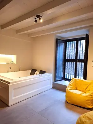 Letto o letti in una camera di Moon Art design unico e vasca idromassaggio doppia