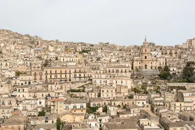 Vista generica su Modica o vista sulla città dall'interno della casa vacanze