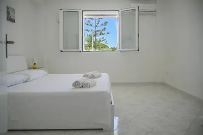Letto o letti in una camera di Villa Carlotta con piscina privata