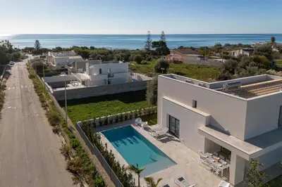 Piscina di ISULATRAVEL - Villa Nerissa o nelle vicinanze
